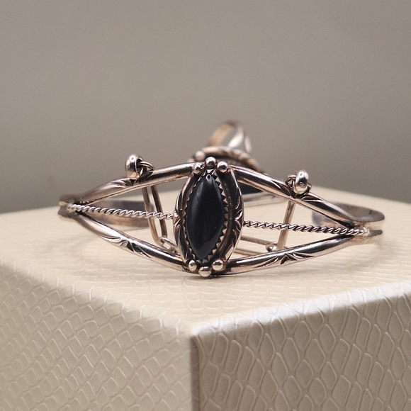 Sterling Size 7 Black Onyx Slave Bracelet Navajo Signed Jaqueline Silver - Picture 9 of 13